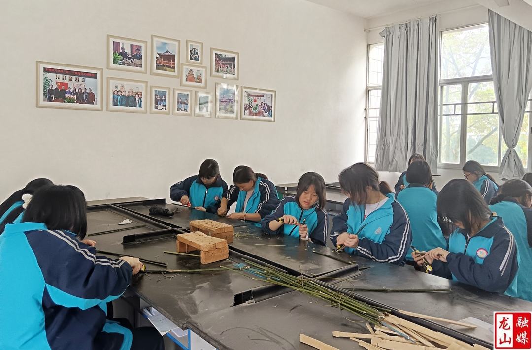 龙山三中开展非遗咚咚喹制作