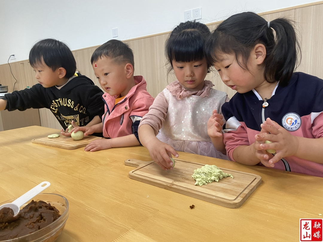第一幼儿园：巧手制青团 民俗忆清明