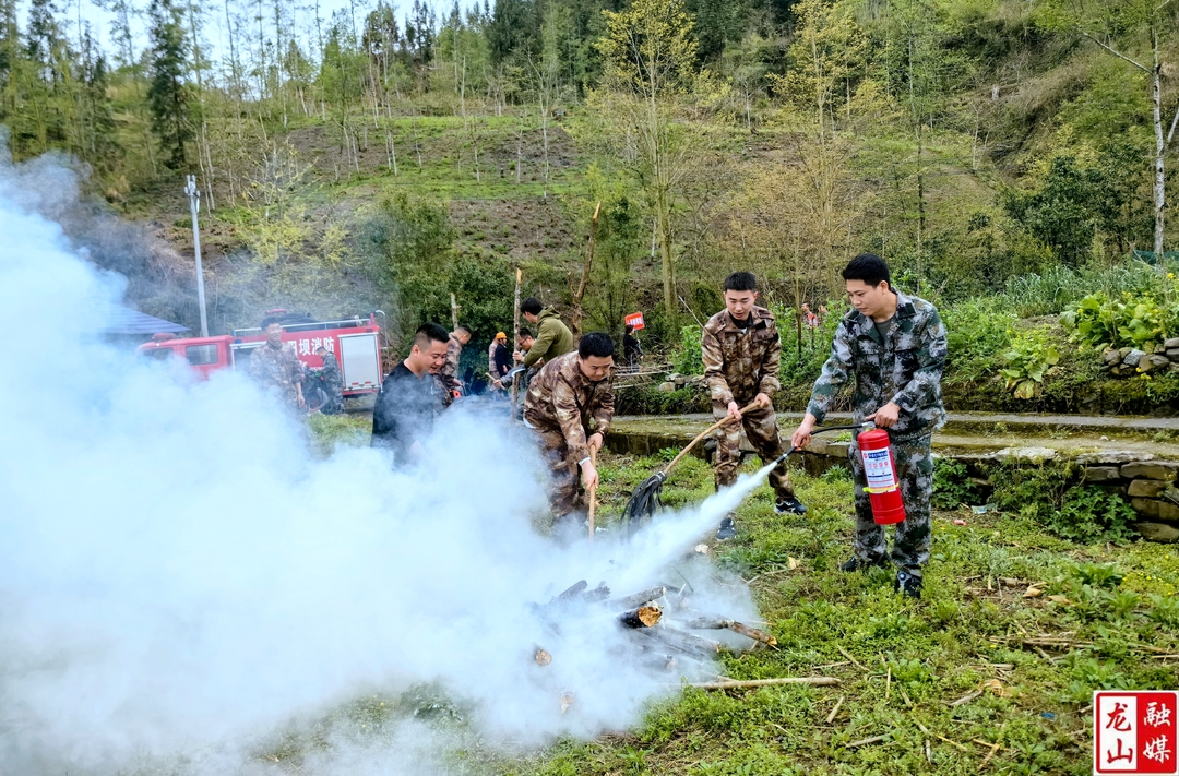 水田坝镇开展防汛抗旱、森林防灭火综合应急处置演练