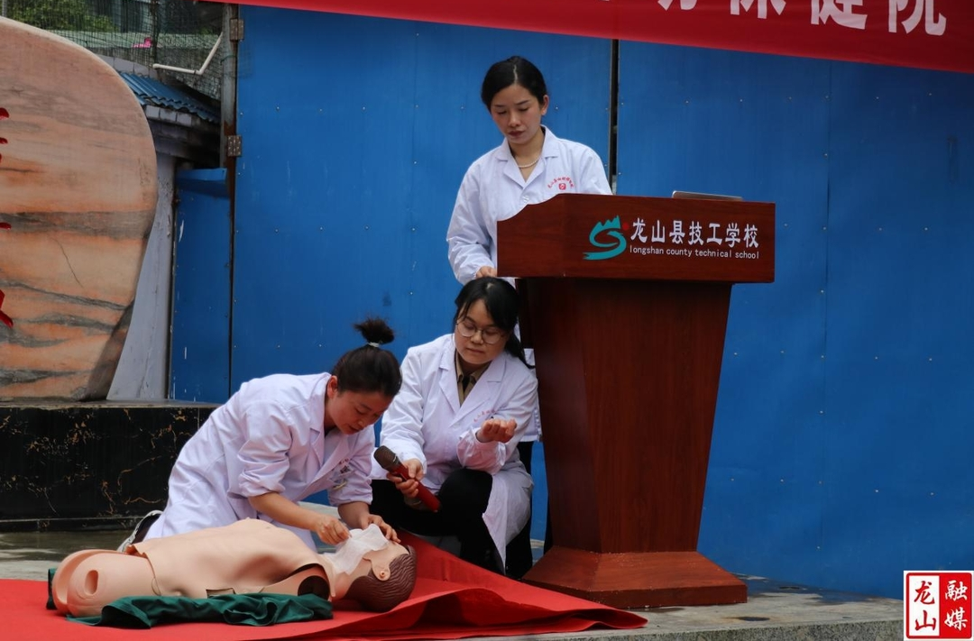 县技工学校开展安全知识进校园活动