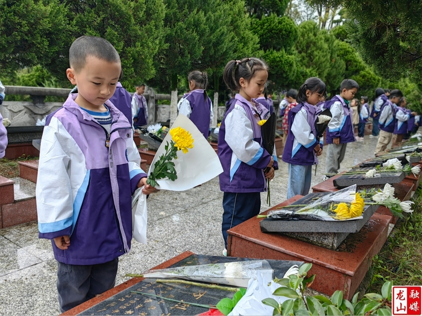 第二幼儿园开展清明祭扫活动