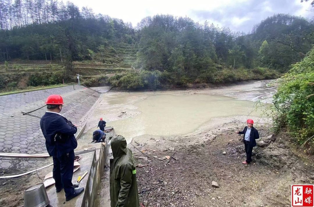 “闻汛而动”筑牢山塘水库“防御堤”