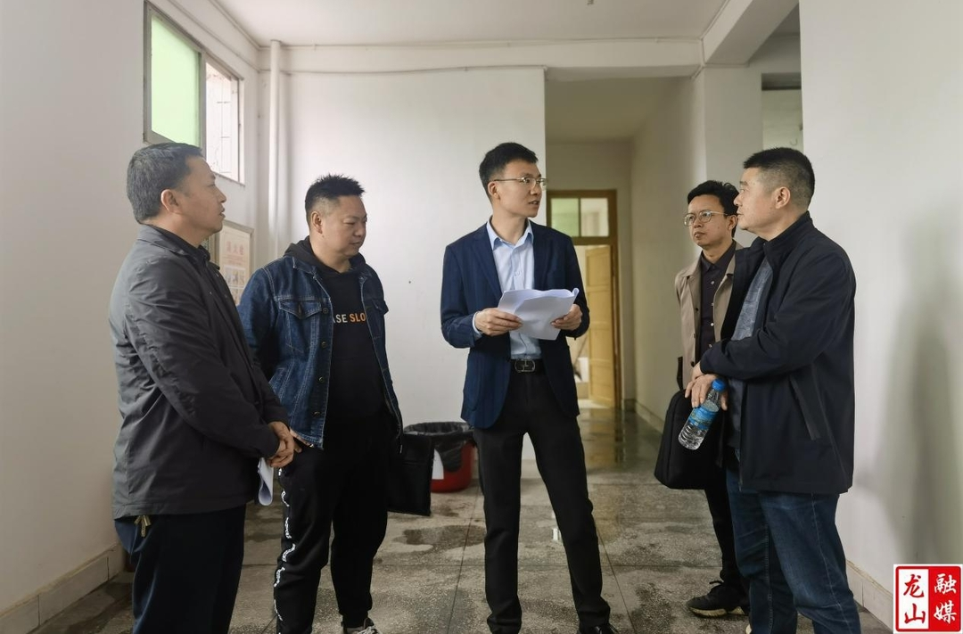 刘引到县文化馆调研工作