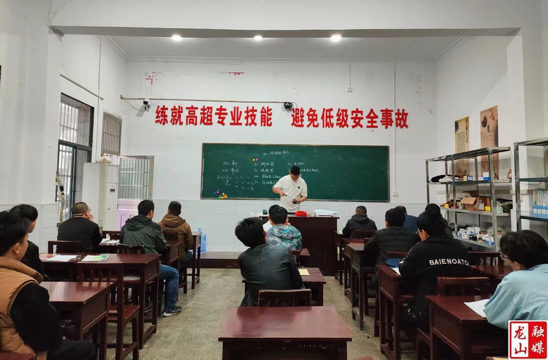 县技工学校联合就业培训中心开展系列技能培训