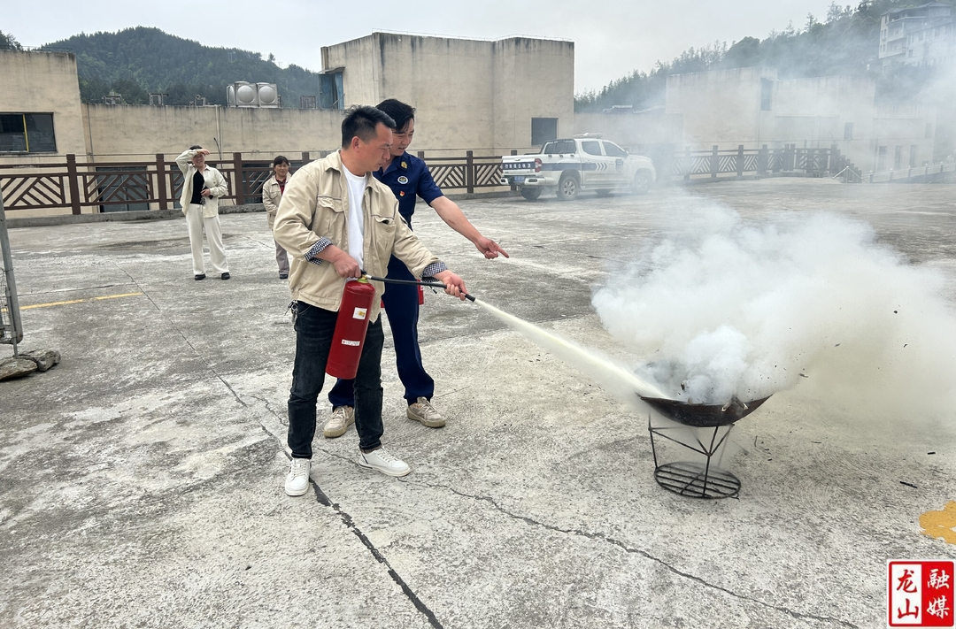 水田坝镇开展消防技能培训