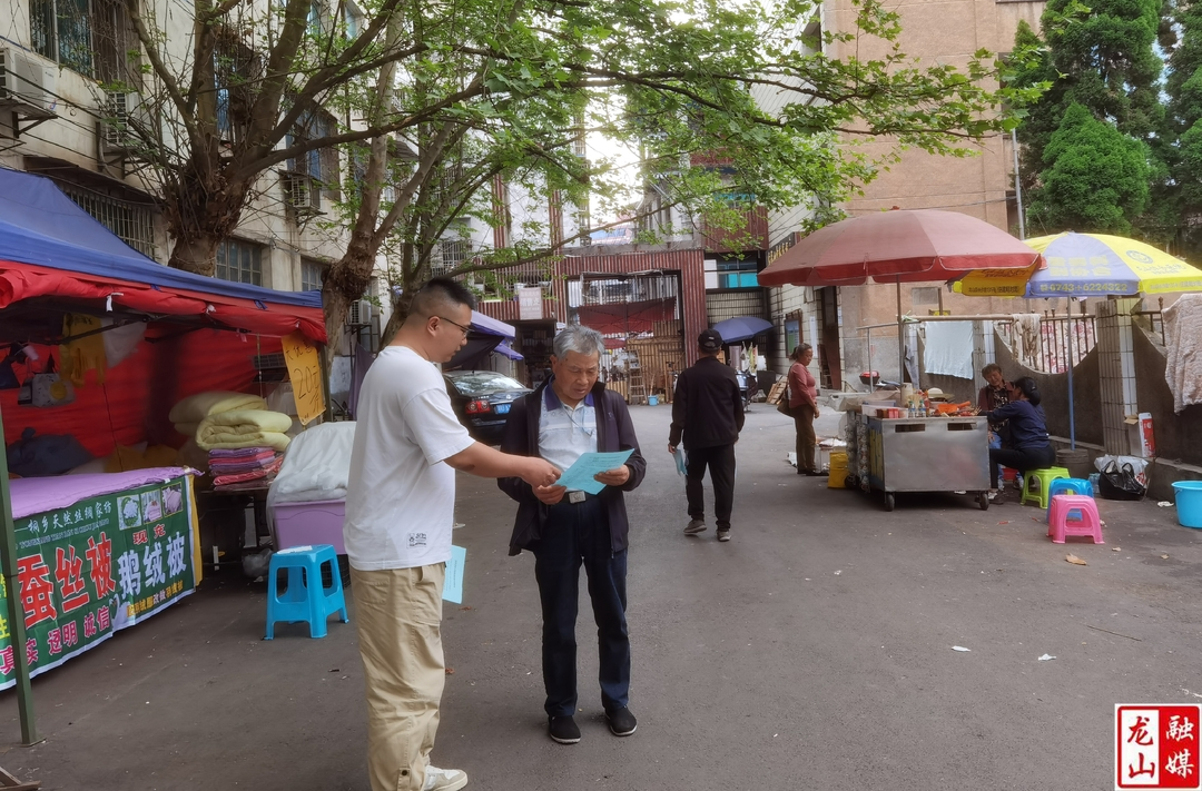 县就业服务中心：政策入社区 服务暖人心