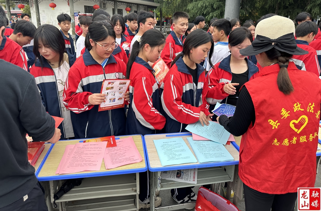 县委政法委开展第九个国家安全教育日宣传活动