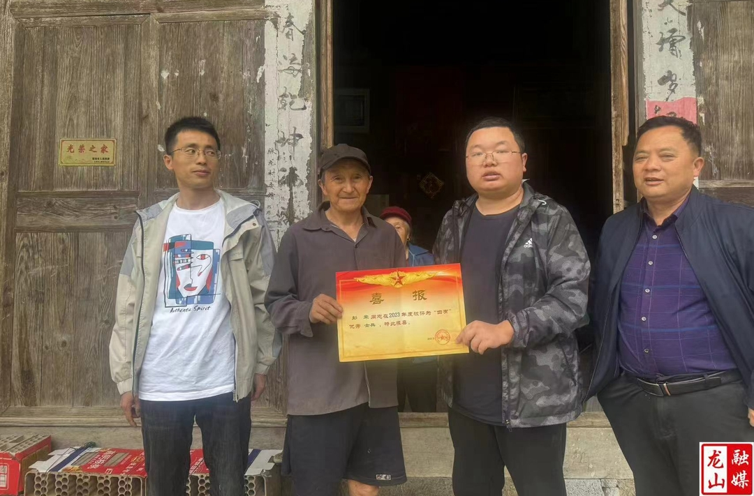 咱果乡开展现役军人家庭悬挂“光荣牌”及送“喜报”活动