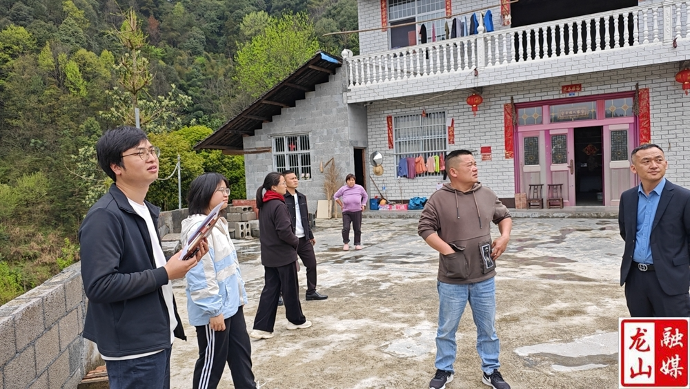 石牌镇开展4月美丽湘西督查行动