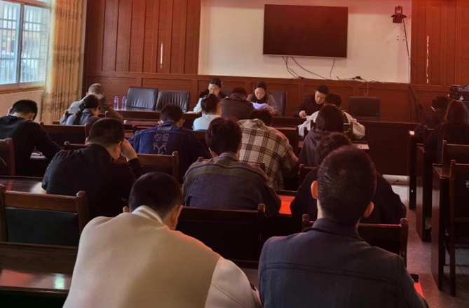 洛塔乡召开会议传达学习上级精神