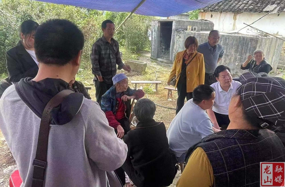 县就业服务中心到联系村开展“院坝”微宣讲