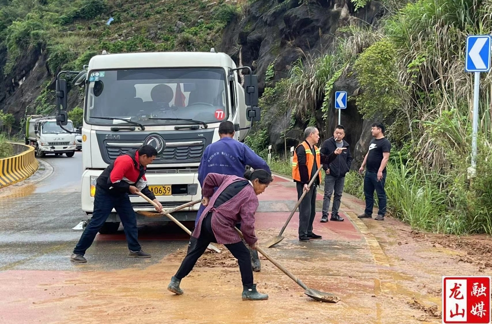 里耶管委会及时清理路面积水