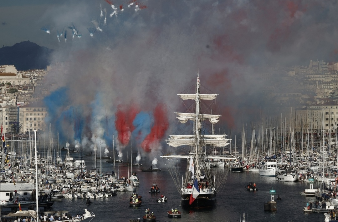 巴黎奥运会火种抵达马赛 将在法国开启传递