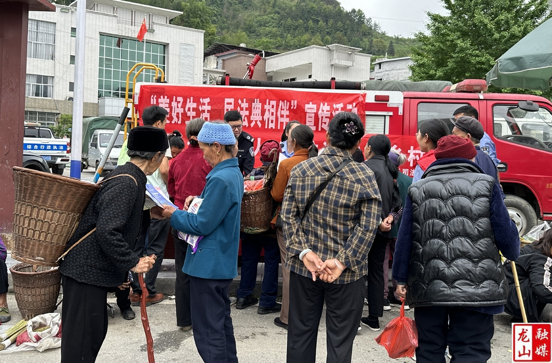 内溪乡利用赶集日开展法治宣传活动