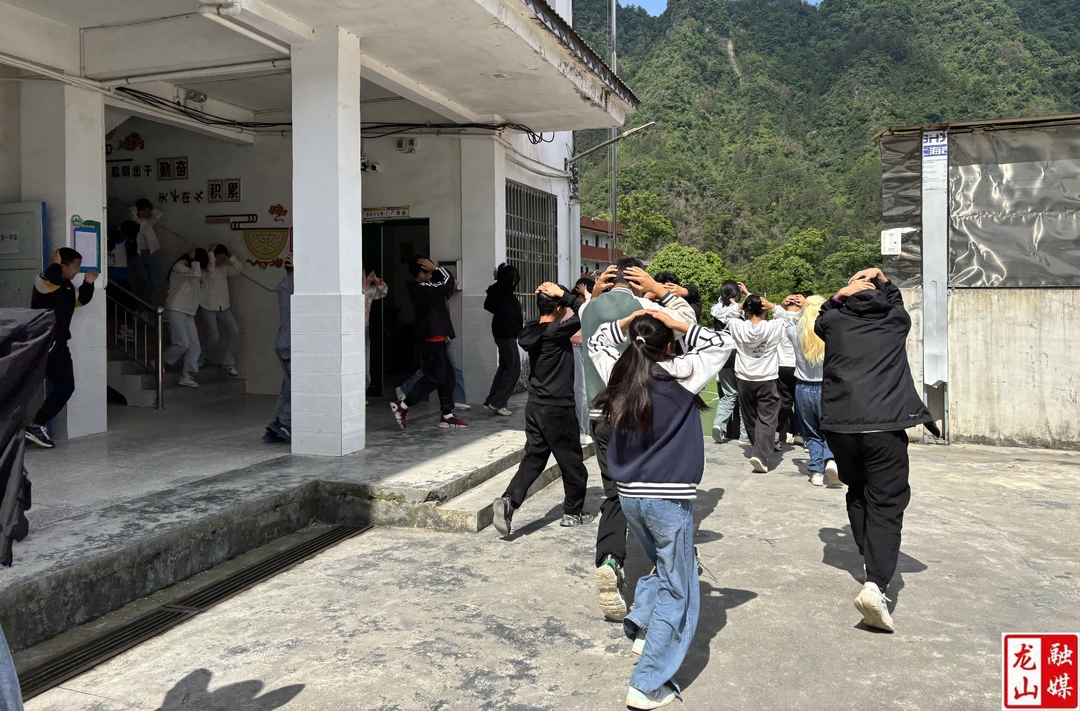 咱果乡九年制学校开展“5.12”防灾减灾活动