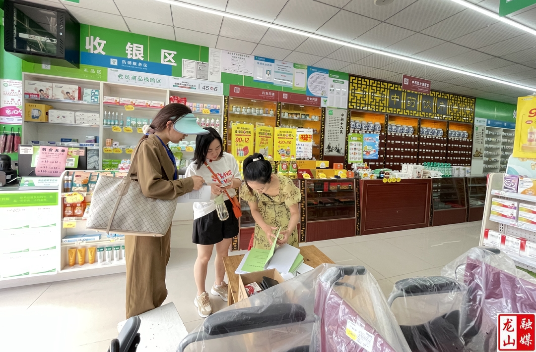 县第五次经普领导小组到华塘街道开展数据抽查工作