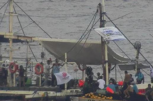 菲律宾多艘船只在我黄岩岛邻近海域非法聚集 中国海警依法管制