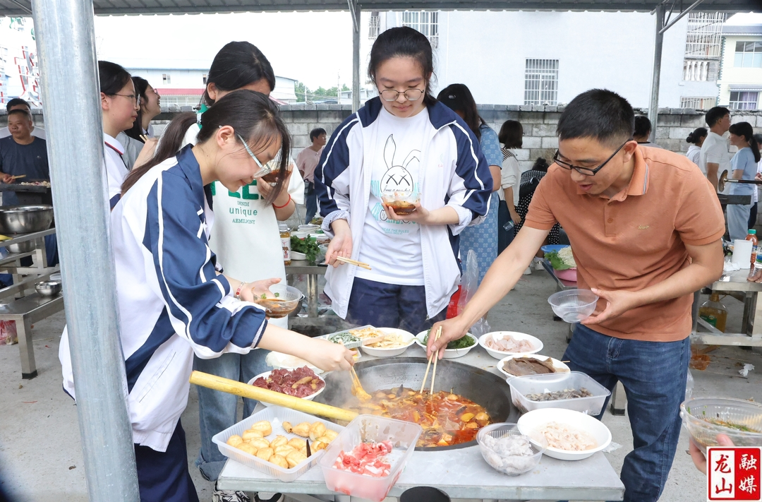 龙山高级中学开展劳动月实践活动