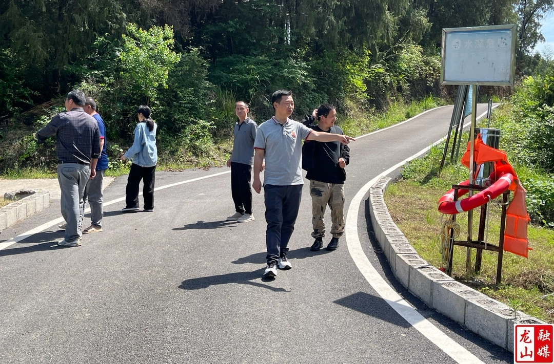 里耶镇开展防溺水巡查及河道环境整治行动