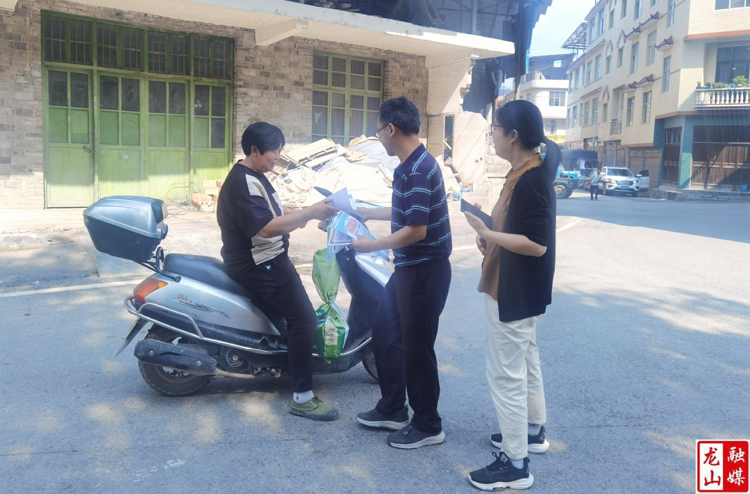 石牌镇开展防汛抗旱及防溺水知识宣传活动