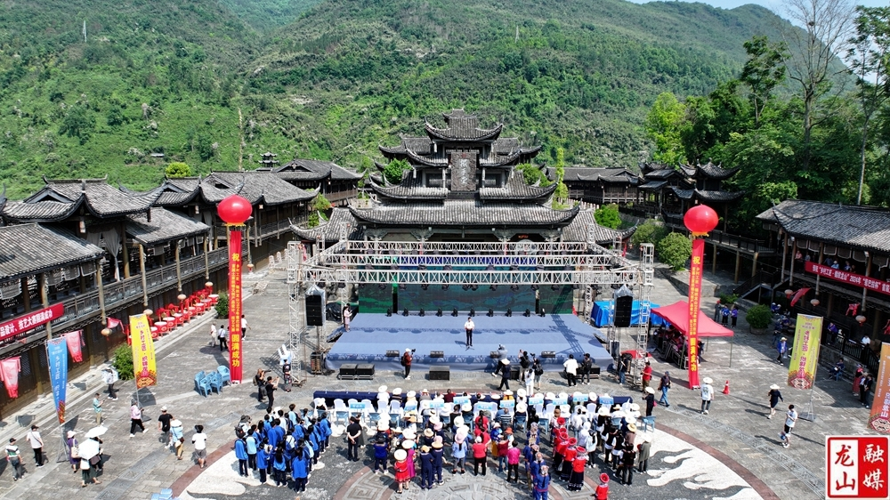 “乡村工匠·锦织龙山”2024年“惹巴拉杯”首届土家织锦设计、技艺大赛开幕
