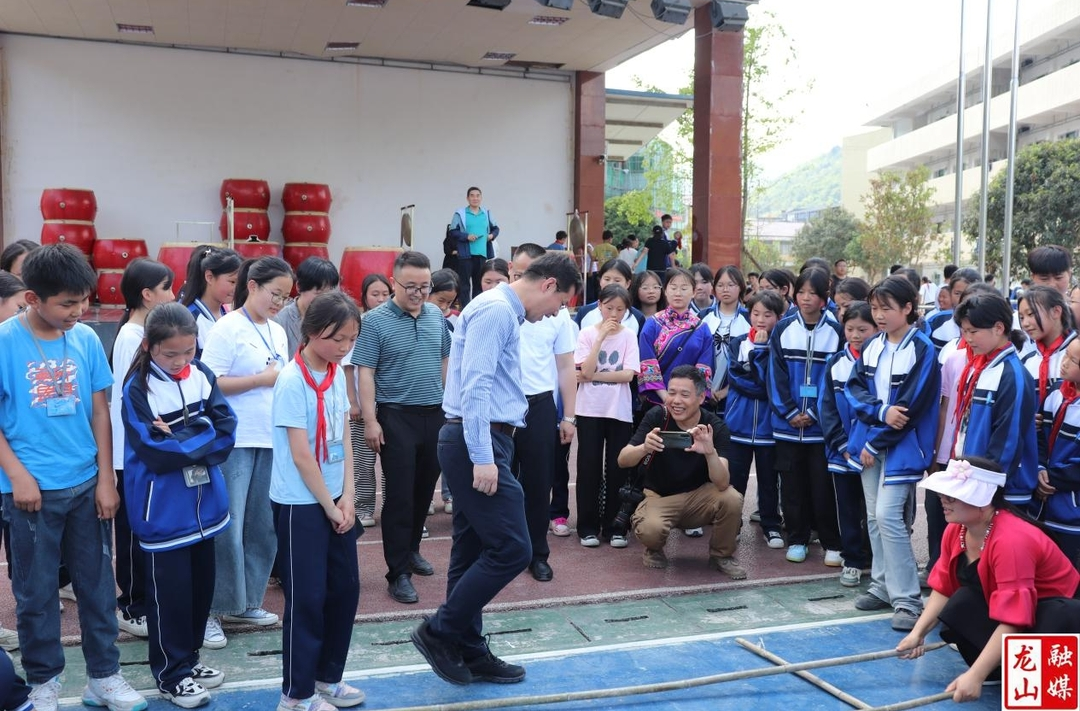 长沙市人大一行来靛房镇九年制学校调研教育对口帮扶工作