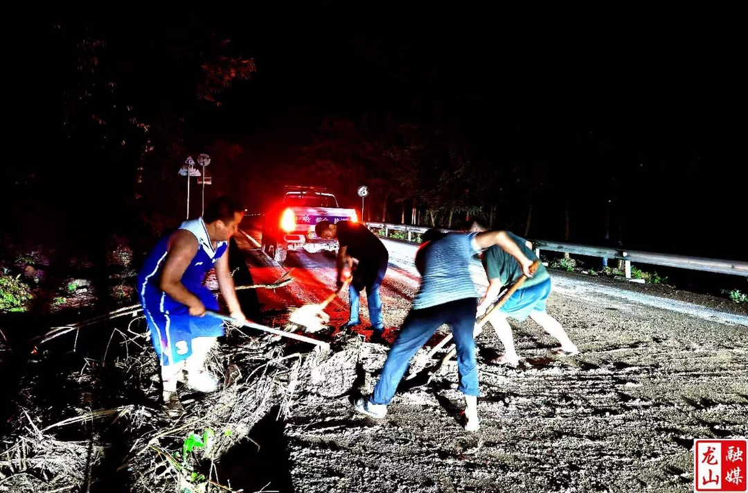 咱果乡：快速处置塌方险情 守护道路行车安全