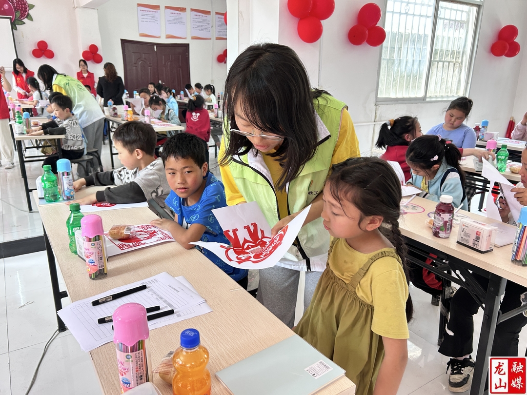 茅坪乡社工站开展“童趣无限 快乐成长”社区活动