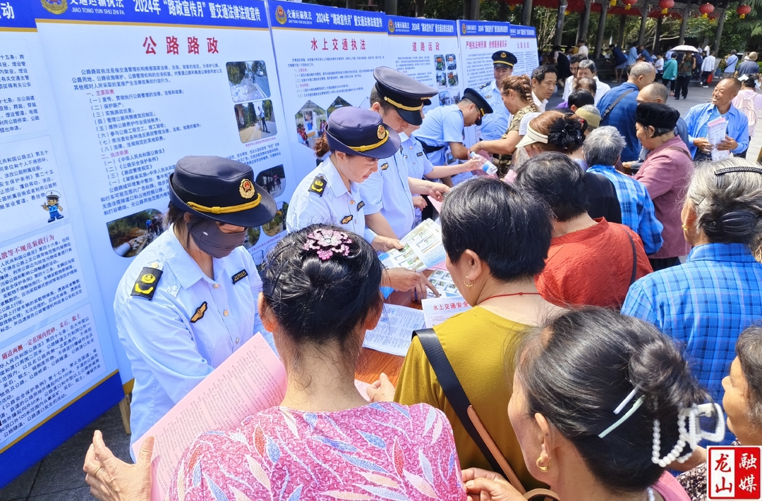 县交通运输综合行政执法大队开展路政宣传月活动