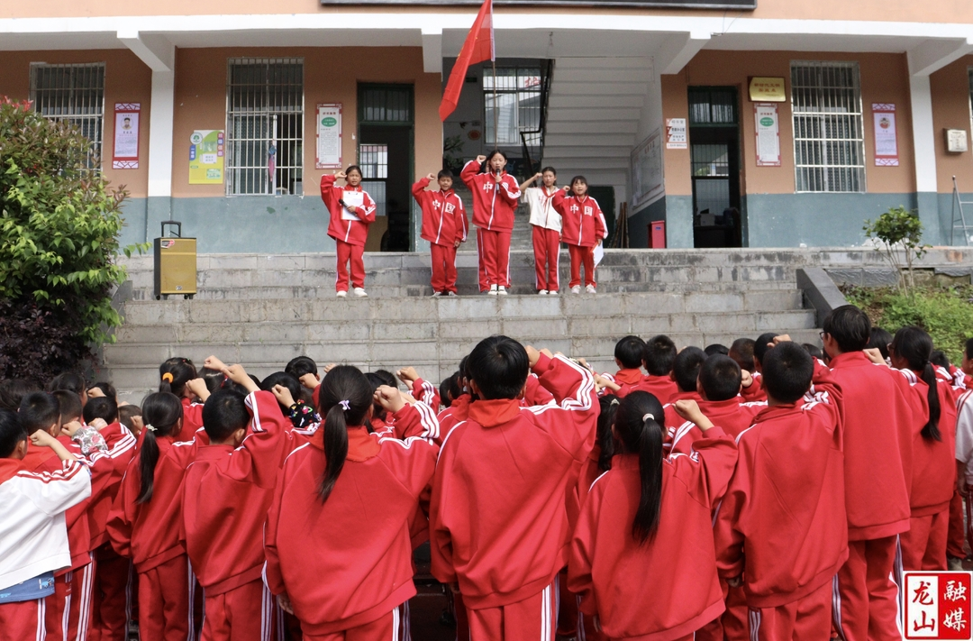 大安小学举行少先队入队仪式