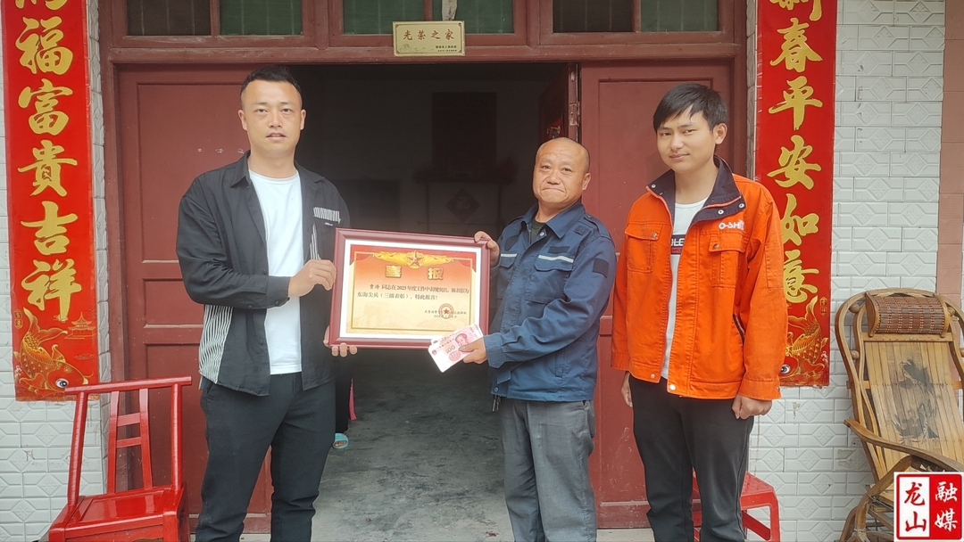 里耶镇为荣立三等功现役军人家庭送喜报