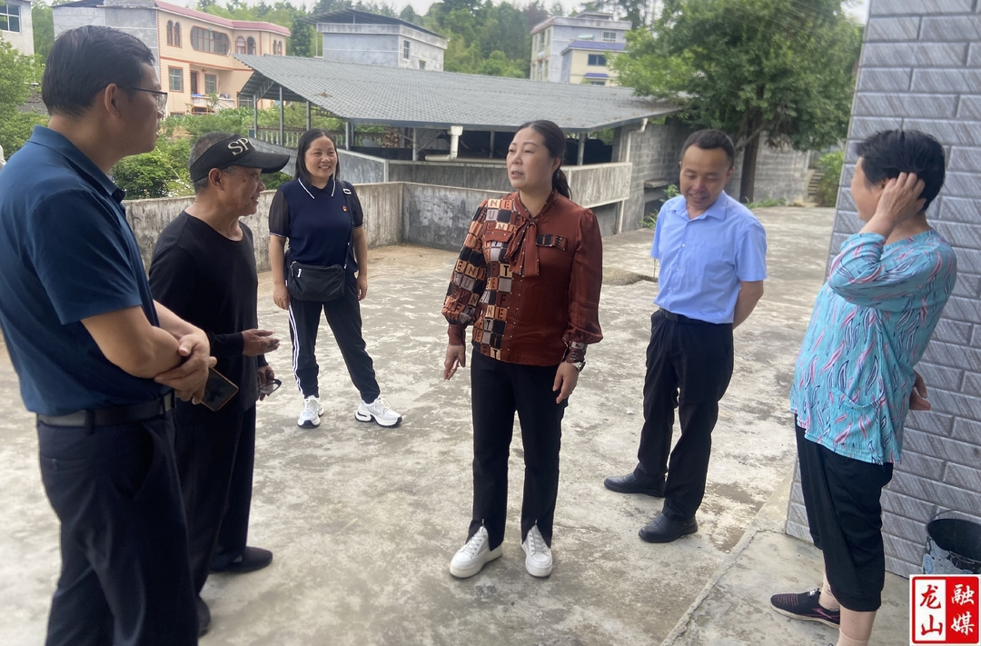 刘红玉来龙山慰问结对帮扶残疾人