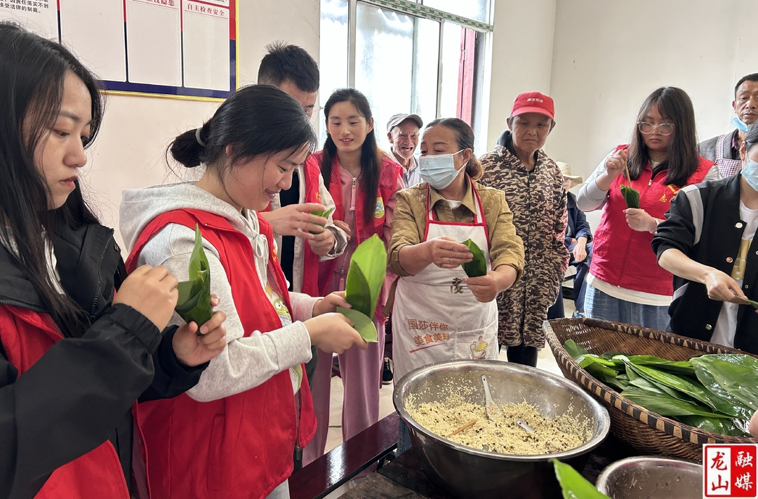 茅坪乡开展“情系端午节·爱在敬老院”志愿服务活动