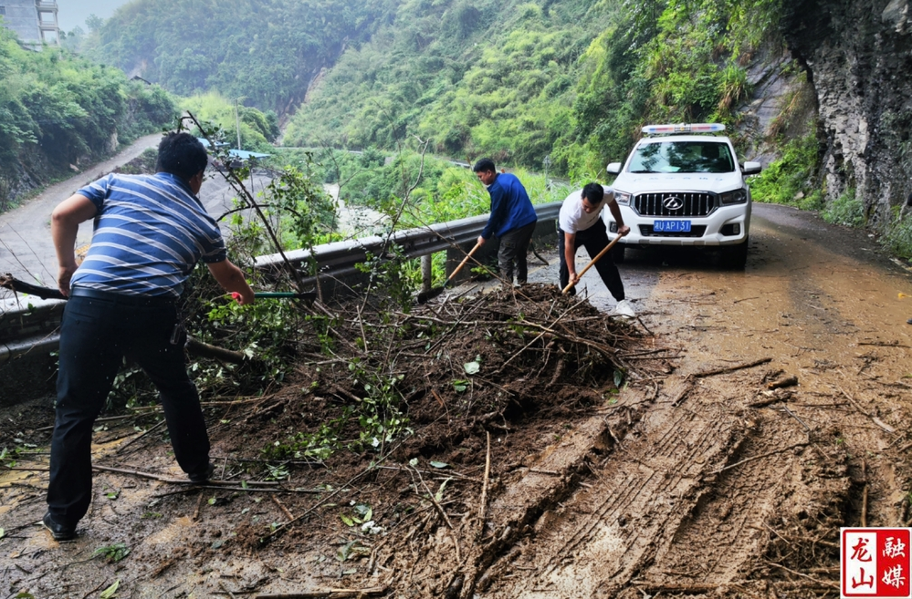 靛房镇开展排险抢险工作