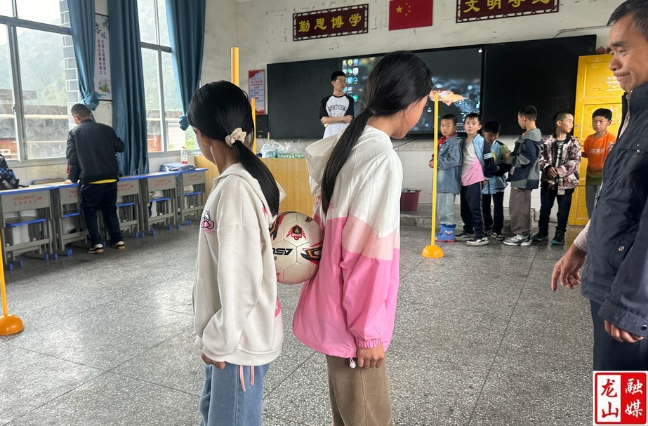 农车学校开展庆“六一”游园活动