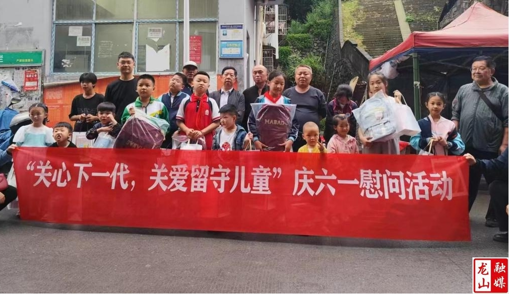 县科工局开展庆“六一”关爱留守儿童活动