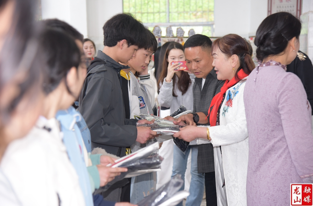 县酒店娱乐行业协会为洛塔学校捐赠201套校服