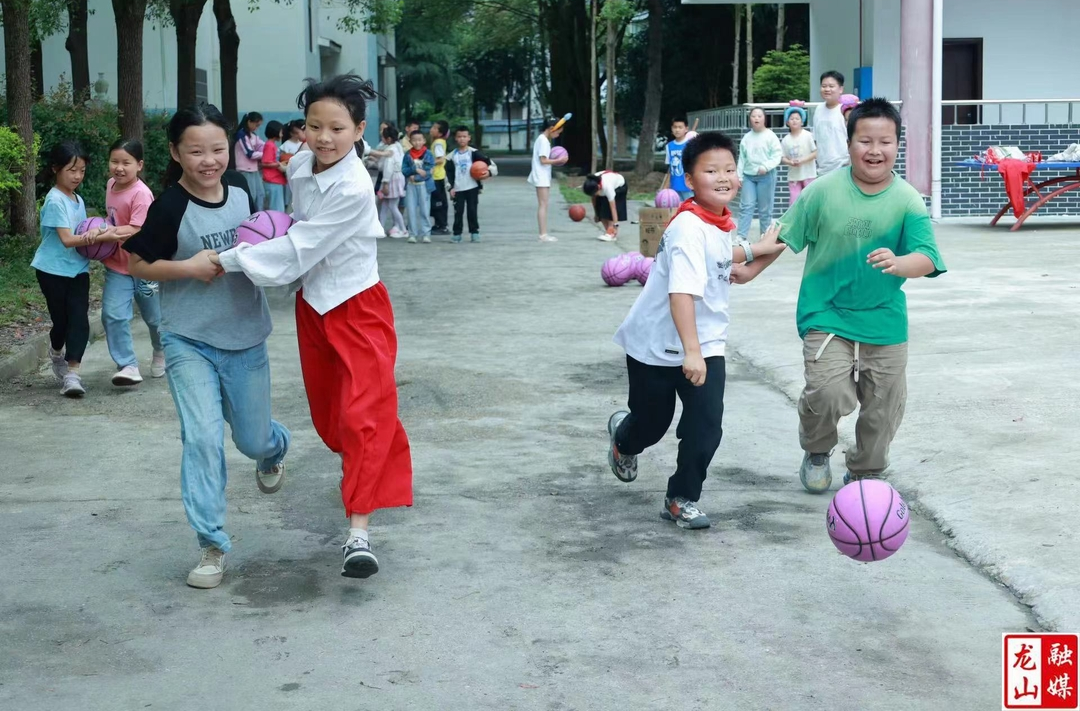 里耶小学开展“自游成长，戏趣童年”六一游园活动