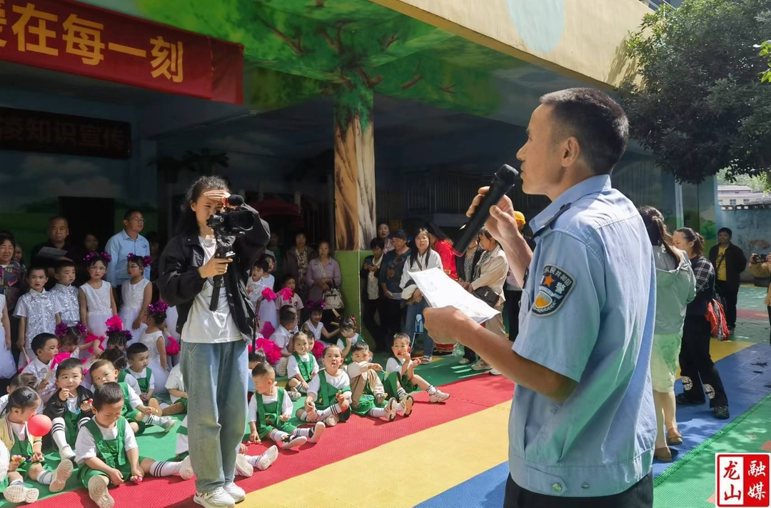 召市镇红星幼儿园开展宣传活动