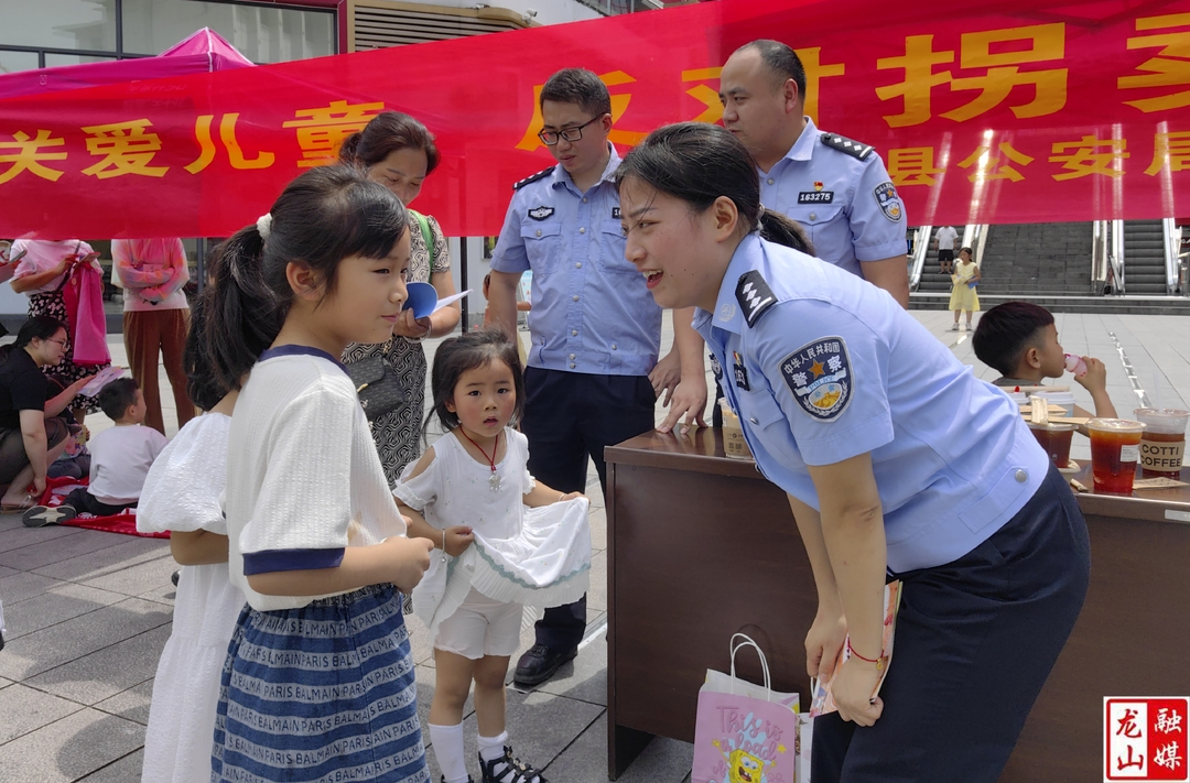 县妇联开展未成年人“四防”宣传活动