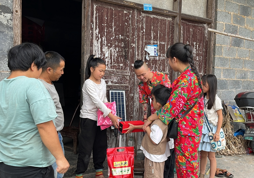 石羔街道包家垅村：关爱“童”行 爱心人士陪困难儿童庆“六一”