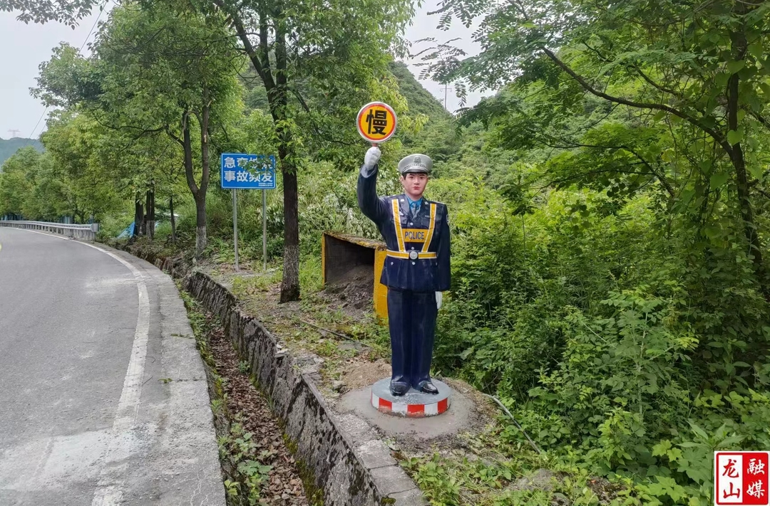 茨岩塘镇：修剪杂草树木 “让路”警示标牌