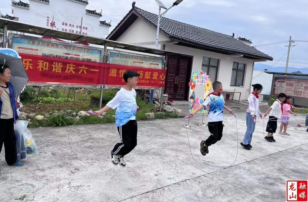 里耶镇多村共庆六一 强化未成年保护宣传