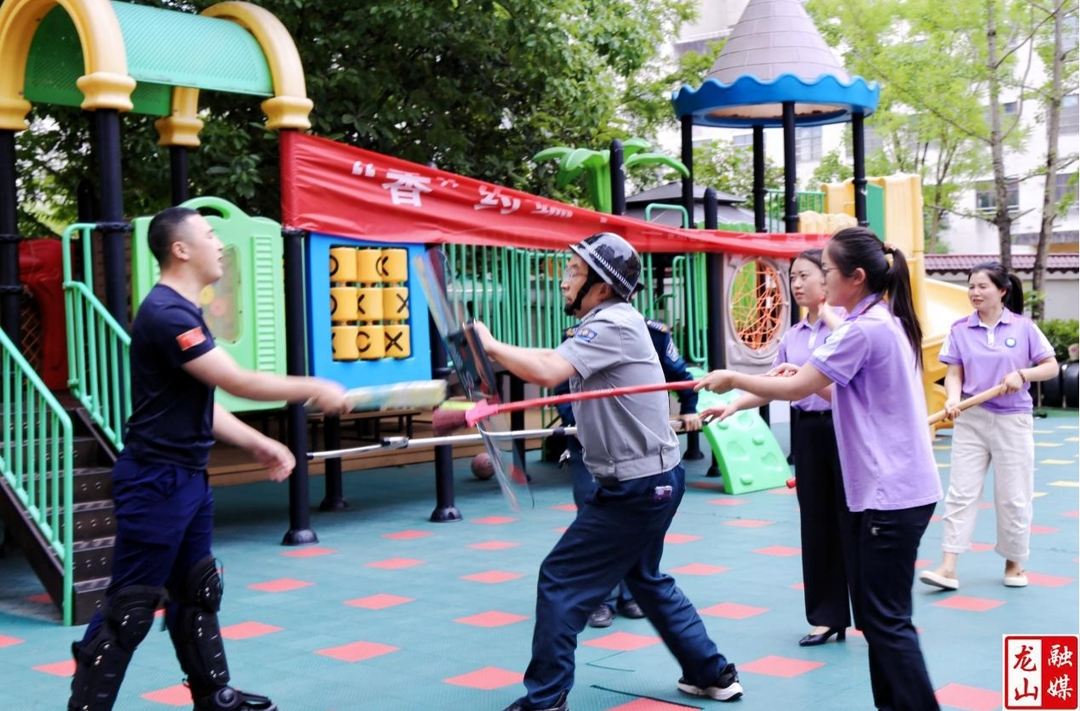 第二幼儿园联合特巡警大队开展反恐防暴演练