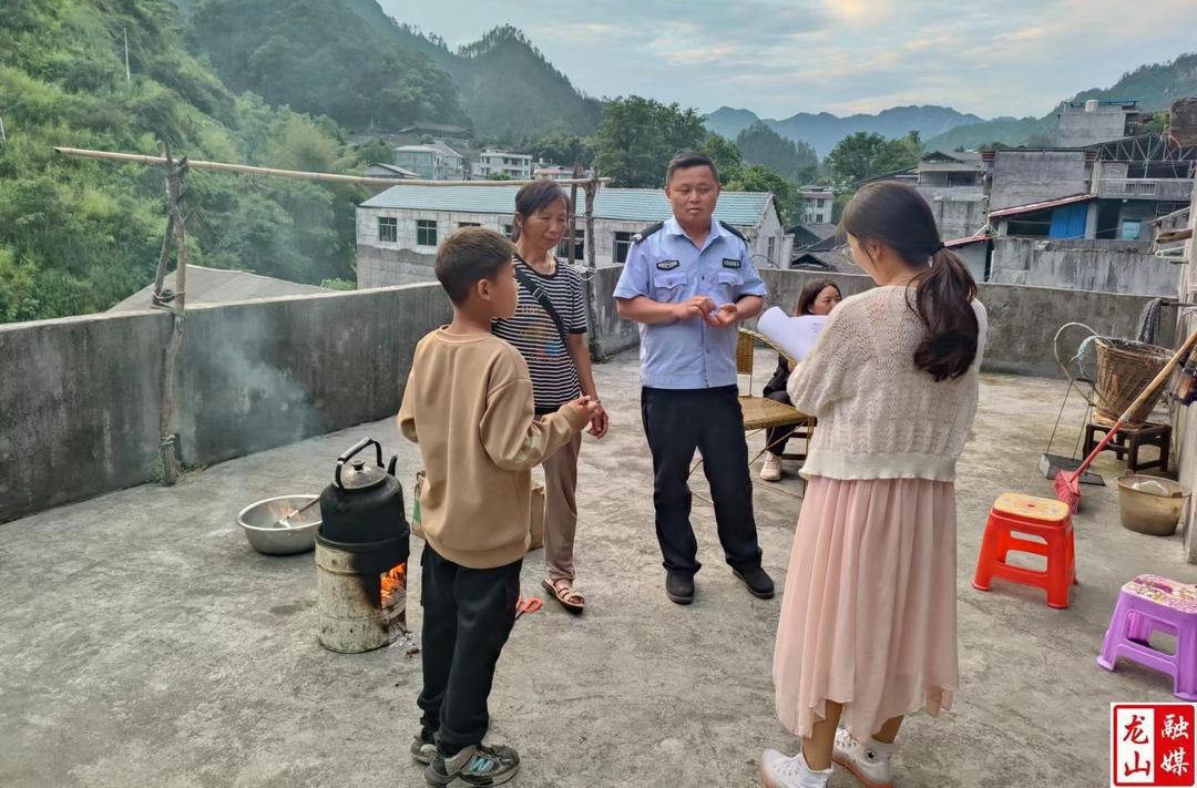 咱果乡土车沟村开展“利剑护蕾 守‘未’成长”敲门行动