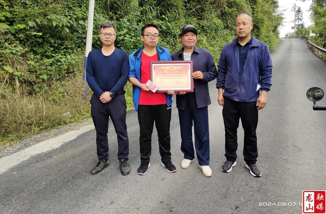 大安乡开展现役军人家庭送“喜报”活动