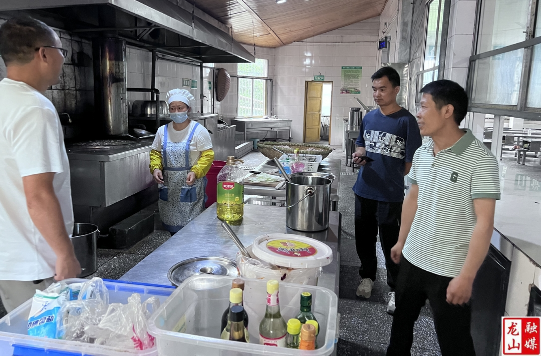 兴隆街道开展校园周边食品安全排查