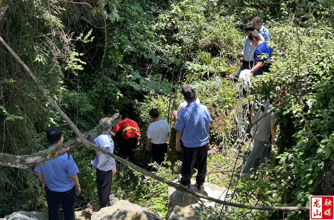 茨岩塘一男子山里寻水源不慎掉入10米深坑 干群合力救援