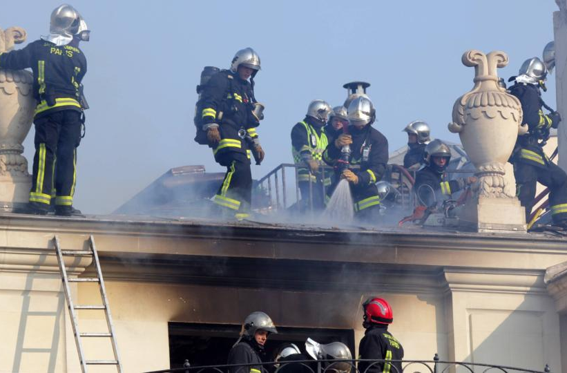 法国凡尔赛宫短暂失火