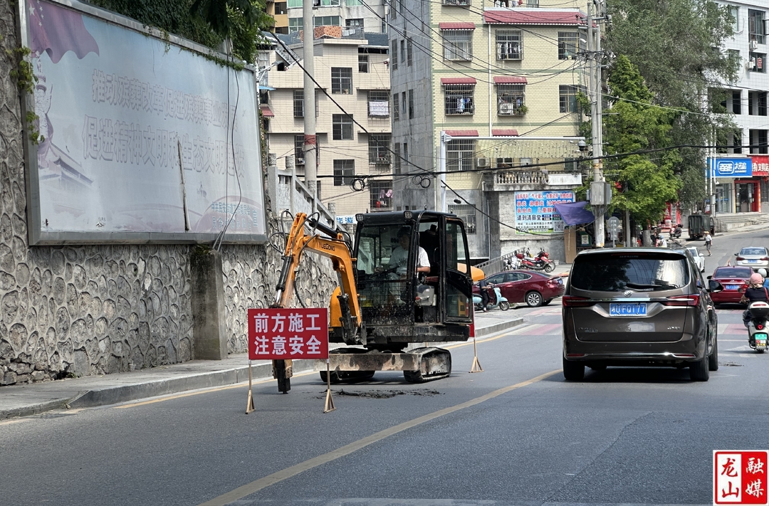 龙山县：抢抓晴好天气 修补路面坑洼
